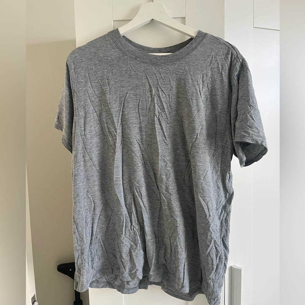 Lululemon - Women’s Gray T-Shirt Size: 4